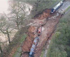 Major incident declared over giant hole at Shropshire canal - BBC News.jpeg