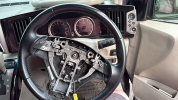 Steering Wheel  off of a 2013 Nissan Qashqai Tekna, on car by G.jpg